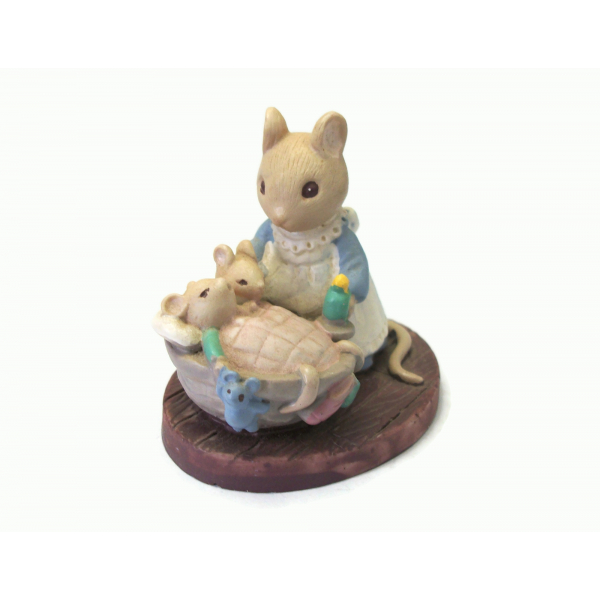 Mouse and Babies Figurine 'All Tucked In' Avon Forest Friends Anthropomorphism