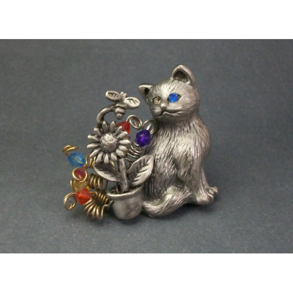 Vintage Pewter Cat Brooch Pin Cat with Different Color Eyes in Flower Garden