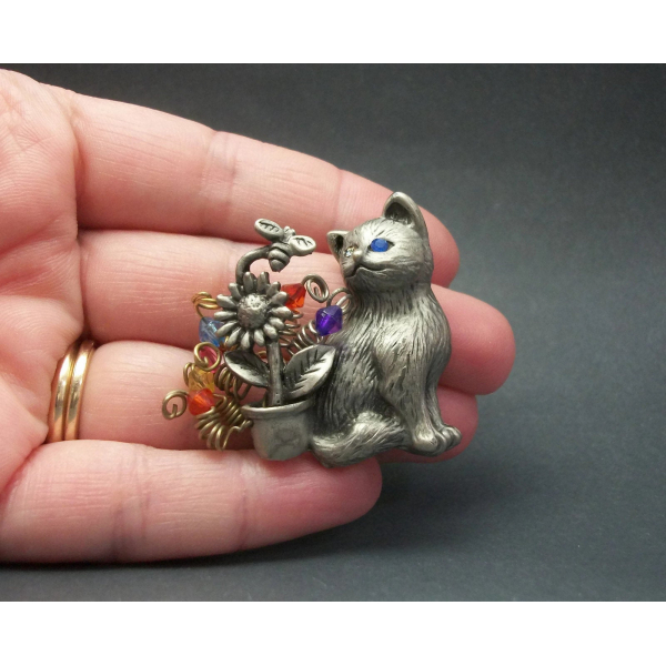 Vintage Pewter Cat Brooch Pin Cat with Different Color Eyes in Flower Garden