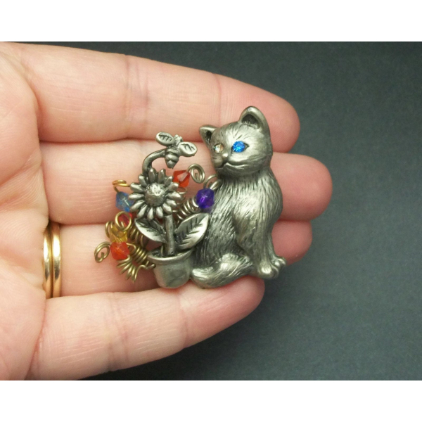 Vintage Pewter Cat Brooch Pin Cat with Different Color Eyes in Flower Garden