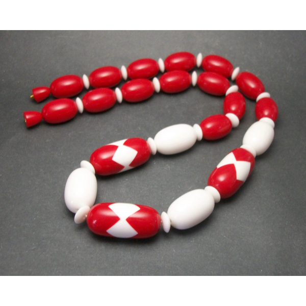Vintage Chunky Red and White Plastic Bead Necklace with Hidden Screw Clasp 20 in