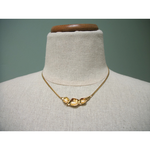 Vintage Avon Calla Lily Necklace Gold Faux Pearl Calla Lily Flower 16 1/2 inch