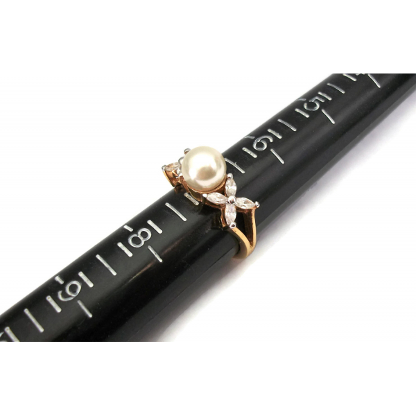 Pearl and rhinestone women's ring size 7