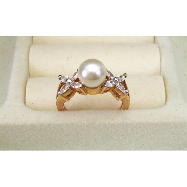 Pearl and rhinestone women's ring size 7