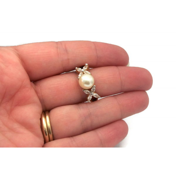 Pearl and rhinestone women's ring size 7