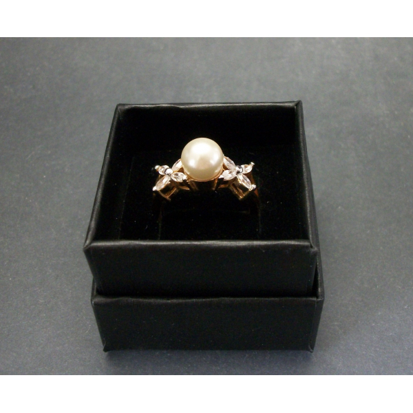 Pearl and rhinestone women's ring size 7