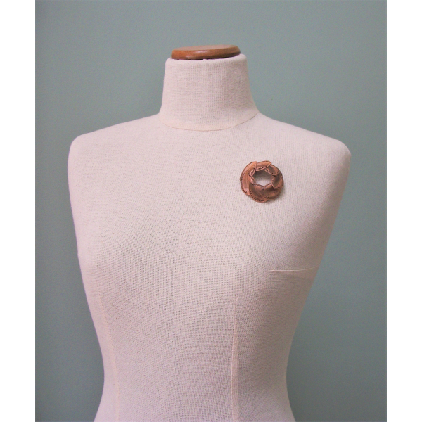 Vintage Copper Metal Leaf Wreath Brooch Lapel Circle Pin
