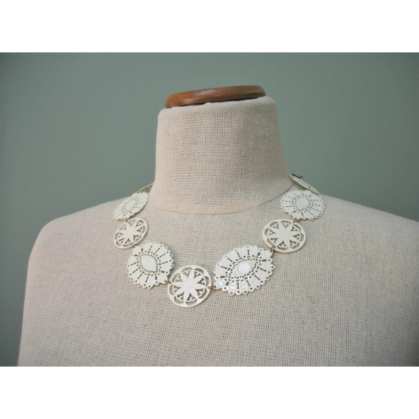 Vintage Winter White Metal Lace Bib Necklace with Stretch Elastic Cord