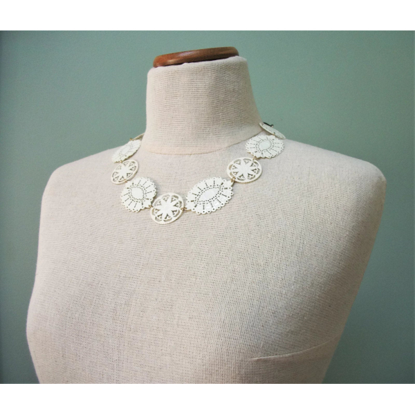 Vintage Winter White Metal Lace Statement Necklace with Stretch Elastic Cord