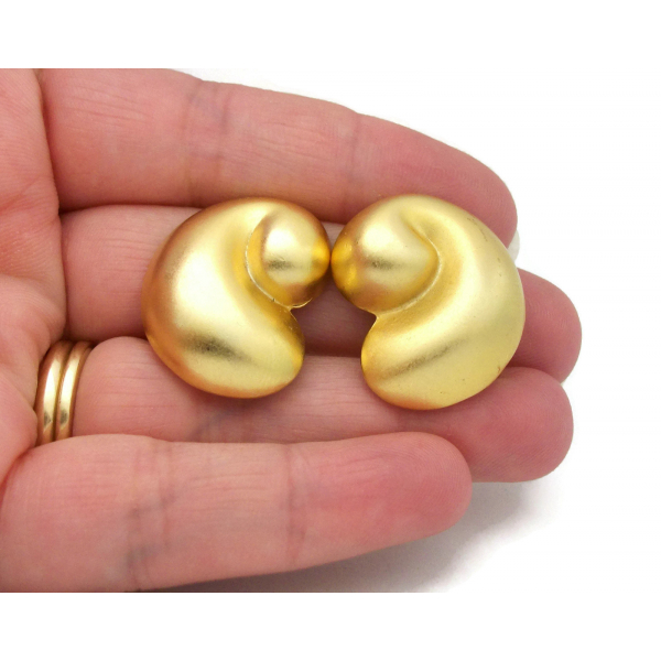 Vintage Signed TAT Gold Tone Swirl Clip On Earrings Chunky