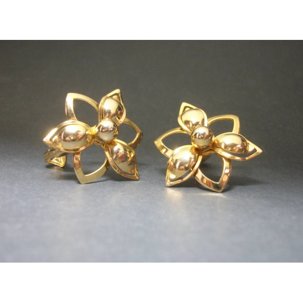 Vintage 1960s Sarah Coventry Gold Tone Openwork Flower Clip on Earrings 1960s