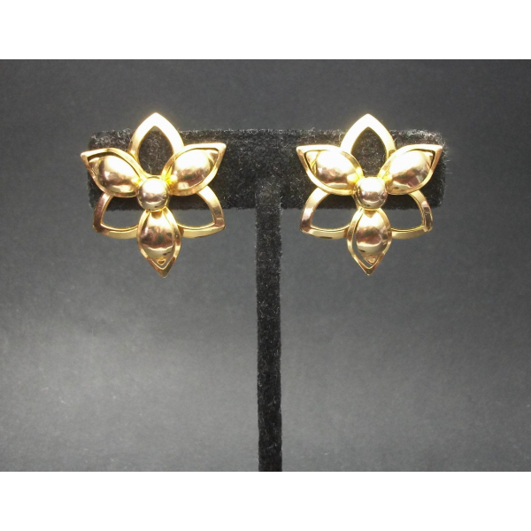Vintage 1960s Sarah Coventry Gold Tone Openwork Flower Clip on Earrings 1960s