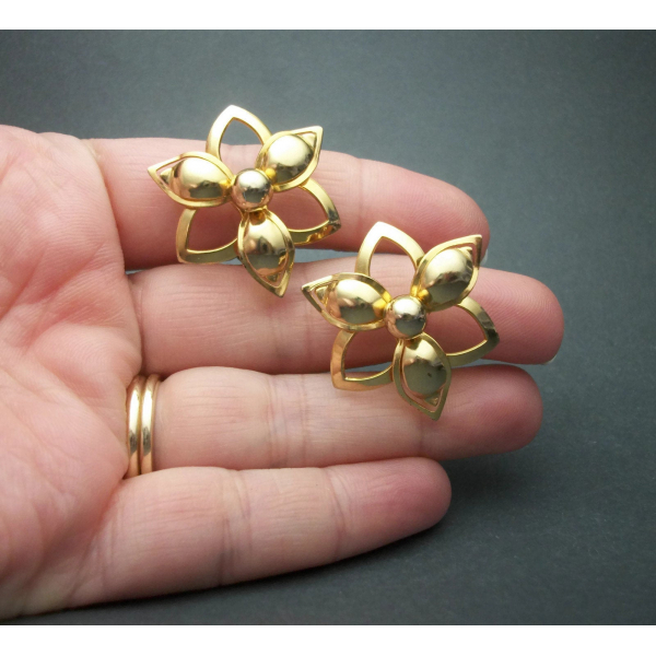 Vintage 1960s Sarah Coventry Gold Tone Openwork Flower Clip on Earrings 1960s