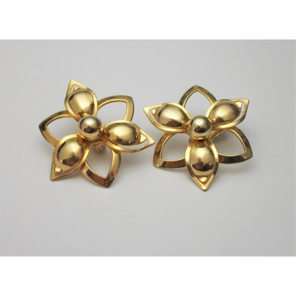 Vintage 1960s Sarah Coventry Gold Tone Openwork Flower Clip on Earrings 1960s