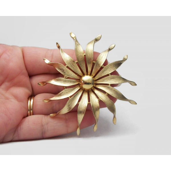 Vintage Brushed Gold Tone Large Flower with Rhinestone Center Floral Daisy Brooch Pin