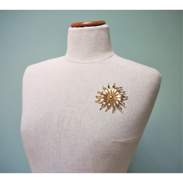 Vintage Crown Trifari Gold Flower Brooch Large 2 5/8" Diameter Floral Lapel Pin