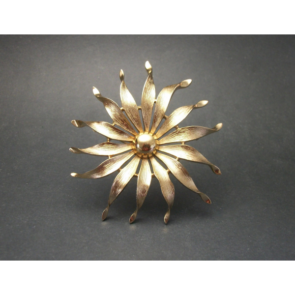 Vintage Crown Trifari Gold Flower Brooch Large 2 5/8" Diameter Floral Lapel Pin