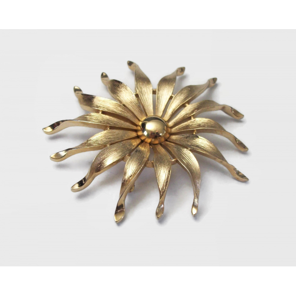 Vintage Crown Trifari Gold Flower Brooch Large 2 5/8" Diameter Floral Lapel Pin
