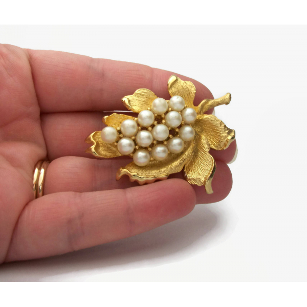 Vintage gold and pearl leaf brooch lapel pin