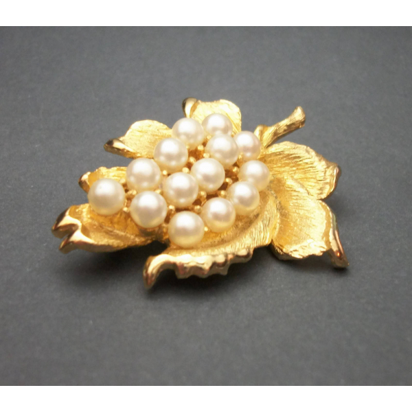 Vintage gold and pearl leaf brooch lapel pin
