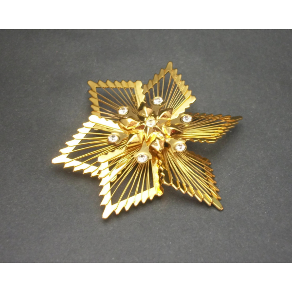 Monet gold wire poinsettia brooch Christmas pin