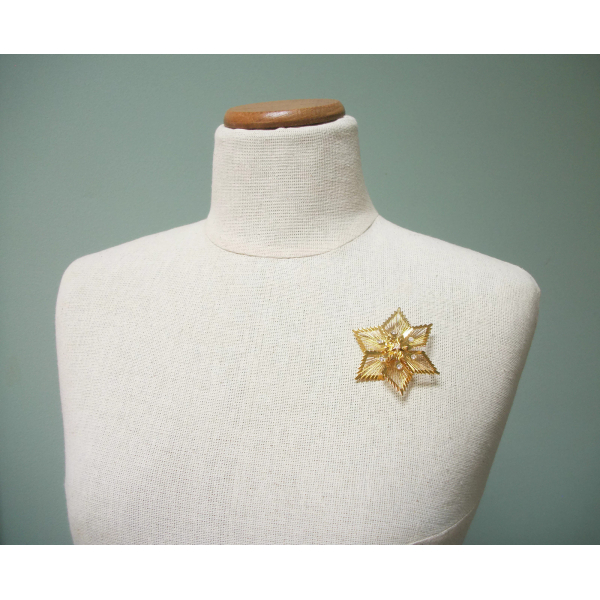 Monet gold wire poinsettia brooch Christmas pin