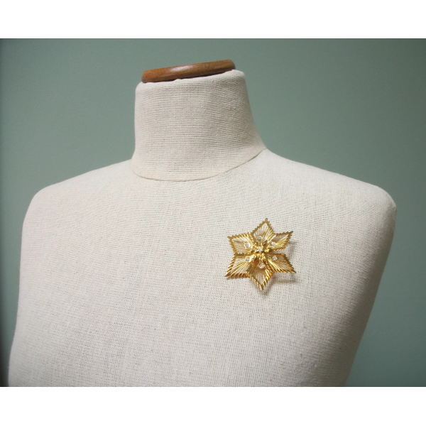 Monet gold wire poinsettia brooch Christmas pin