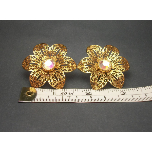 Vintage Avon gold filigree Flower Floral Clip on Earrings