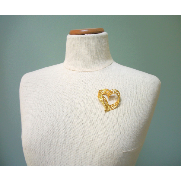 Vintage Anne Klein Heart Brooch Big Gold Openwork XOXO 3D Ribbon Heart Pin
