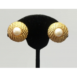Vintage Pearl and Gold Basketweave Textured Clip on Earrings  7/8 inch Round