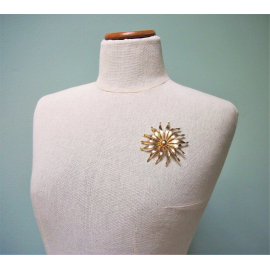 Vintage Crown Trifari Gold Flower Brooch Large 2 5/8" Diameter Floral Lapel Pin