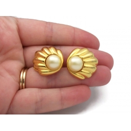 Vintage Goldette Gold Oyster Shell Faux Pearl Clip On Earrings Screwback Hinged Screw Back Clip Seashell Earrings Signed Jewelry Vintage Goldette Gold Oyster Shell Faux Pearl Clip On Earrings Screwback Hinged