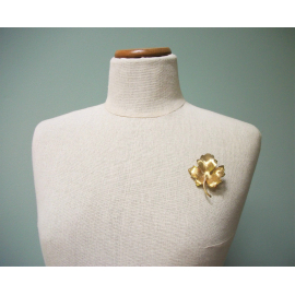 Vintage Gold Leaf Brooch Lapel Pin Textured Gold Metal Detailed Autumn Fall Leaf