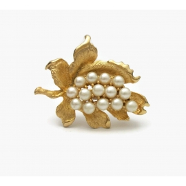 Vintage gold and pearl leaf brooch lapel pin