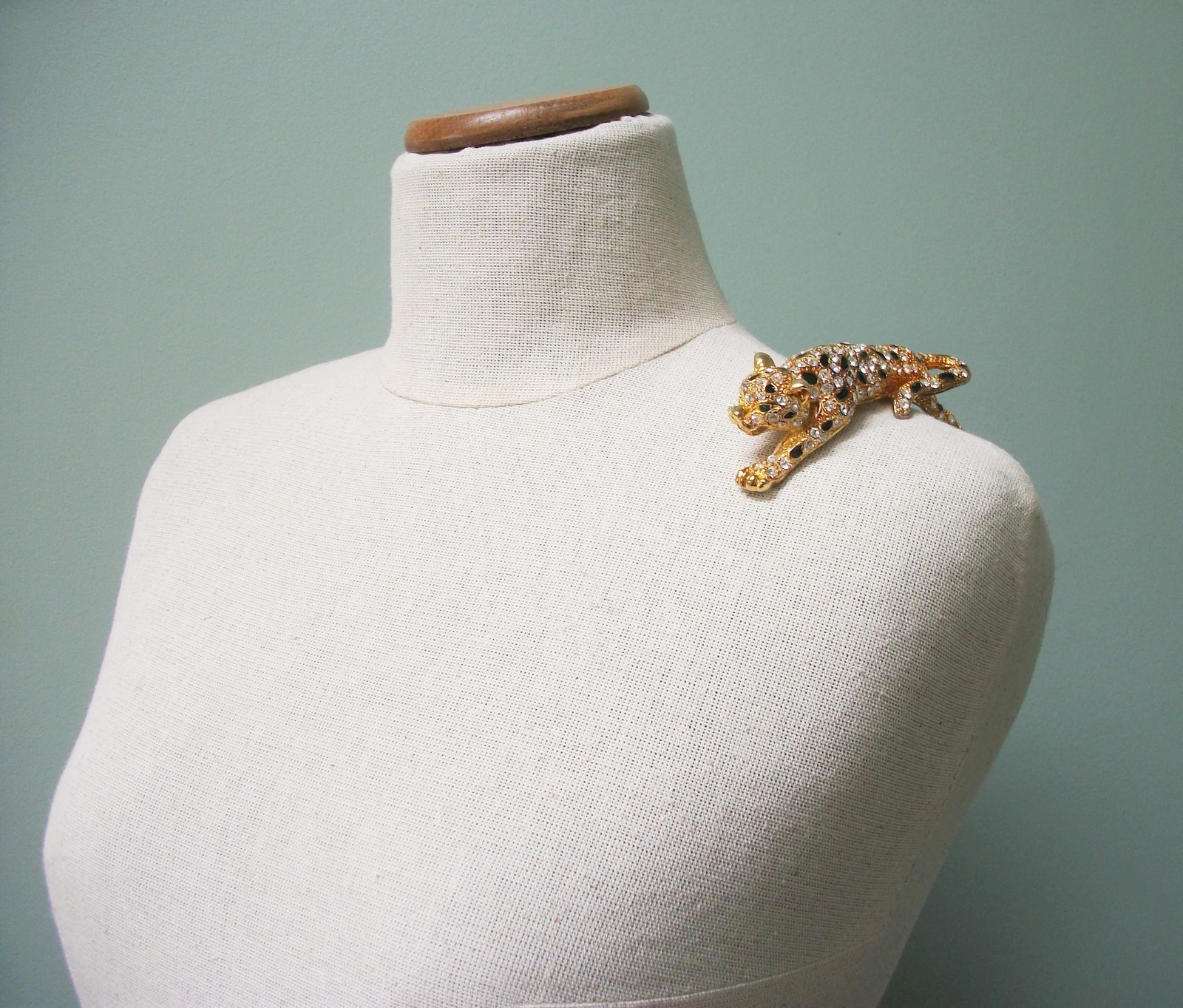Shoulder brooch deals