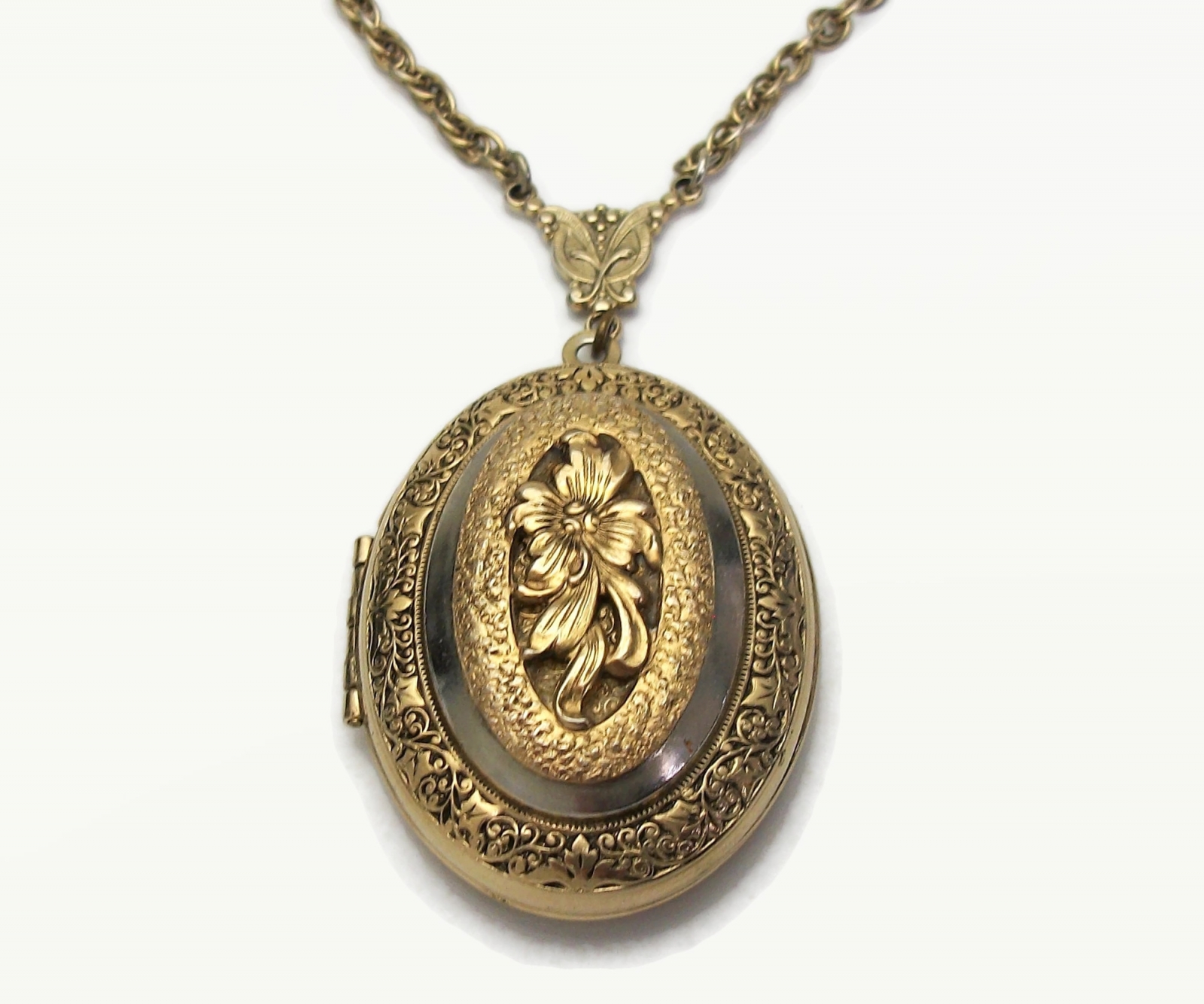 Oval Locket Necklace with 18” Chain Gold Tone Floral Flower