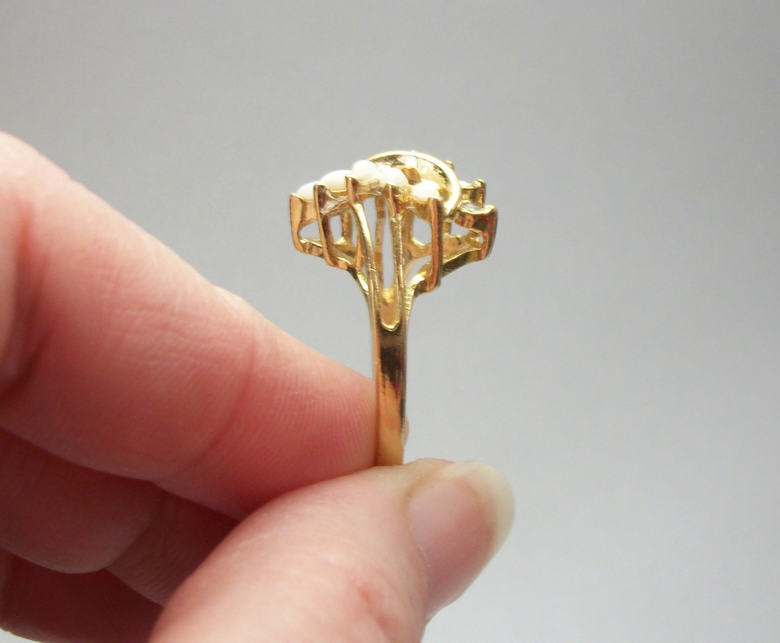Uncas store gold ring