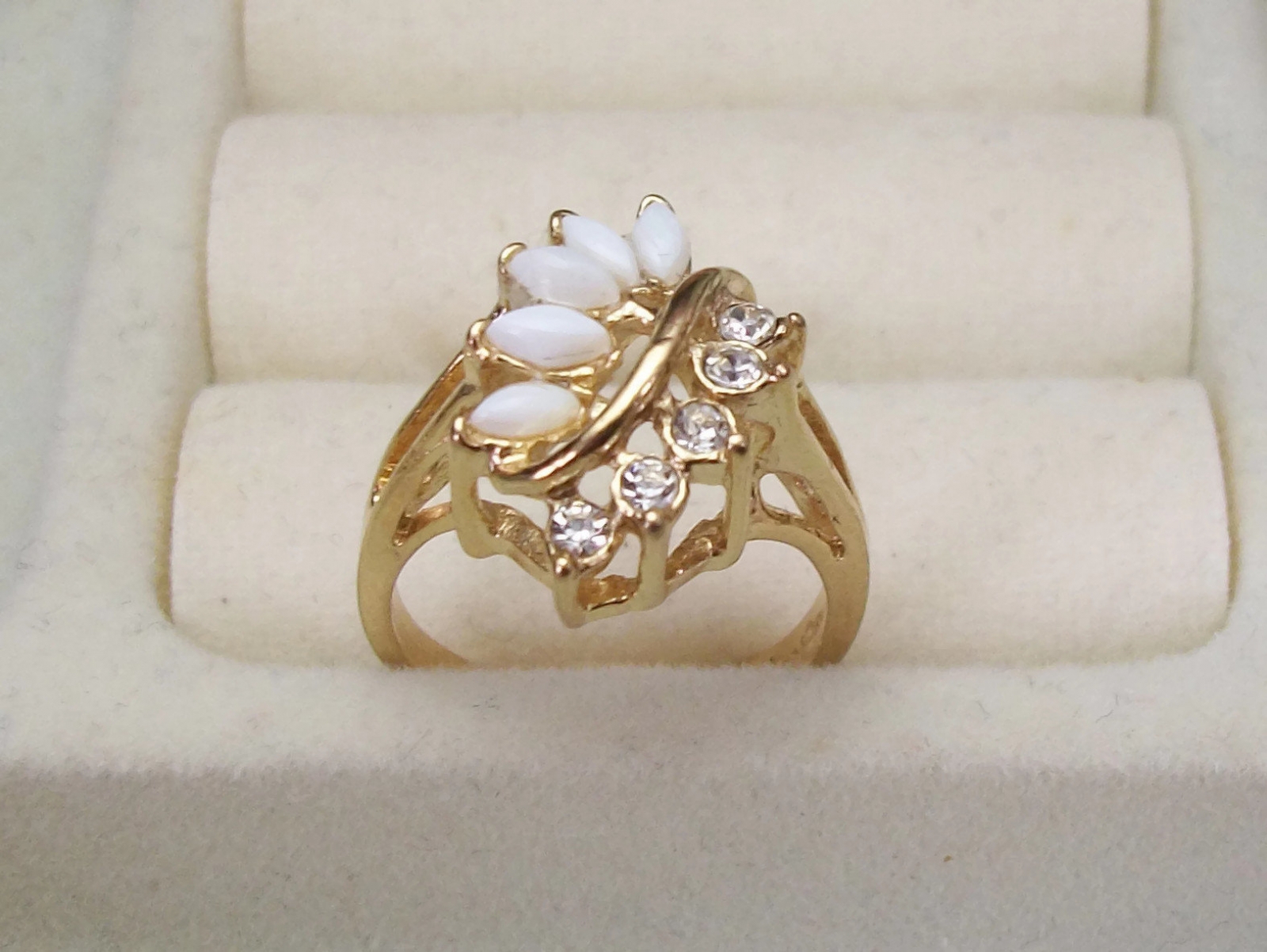 Uncas ring sales