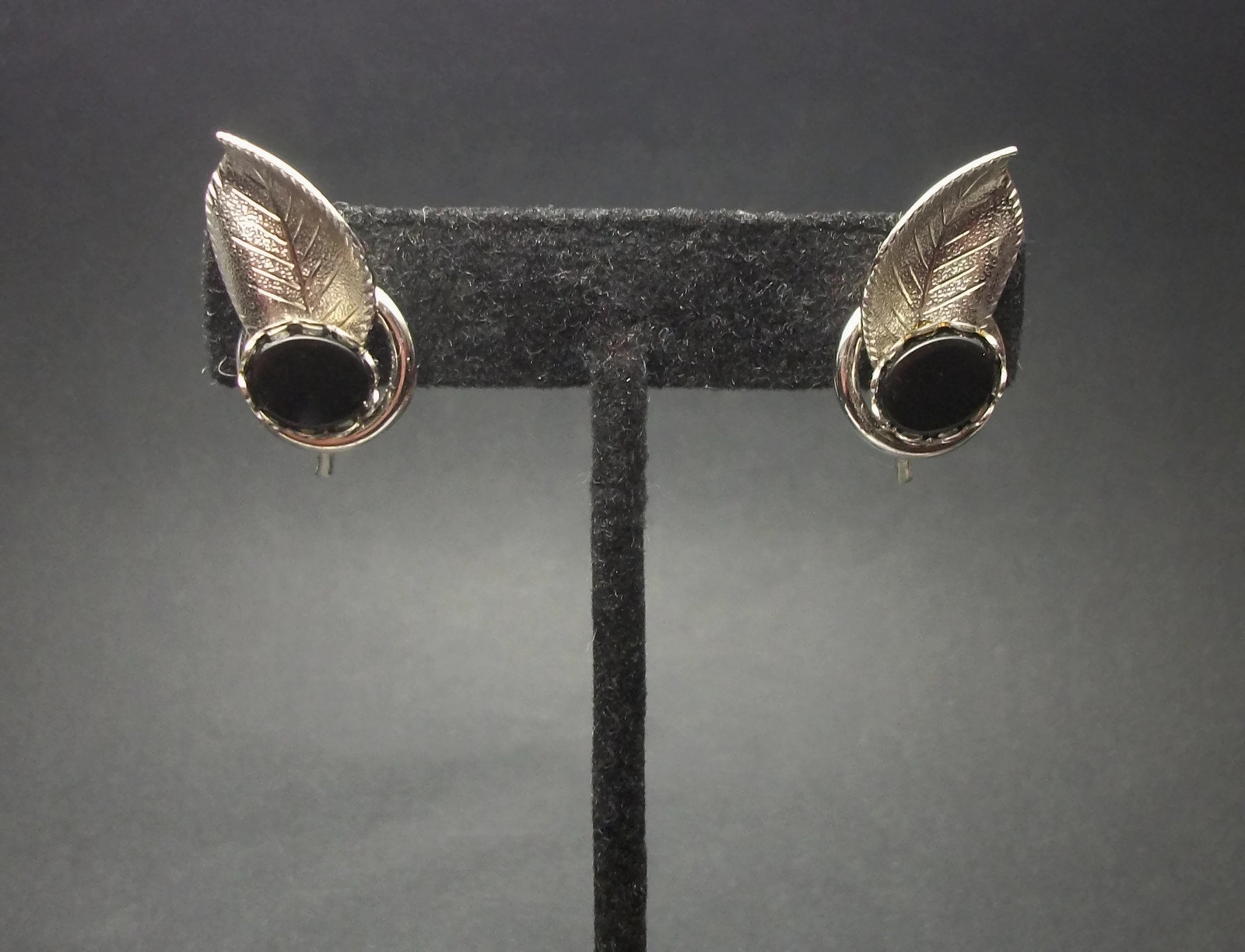 Exceptionnels Clips Vintage Art Nouveau En Laiton Avec Corail Et Onyx - Bijou Ancien De Collection