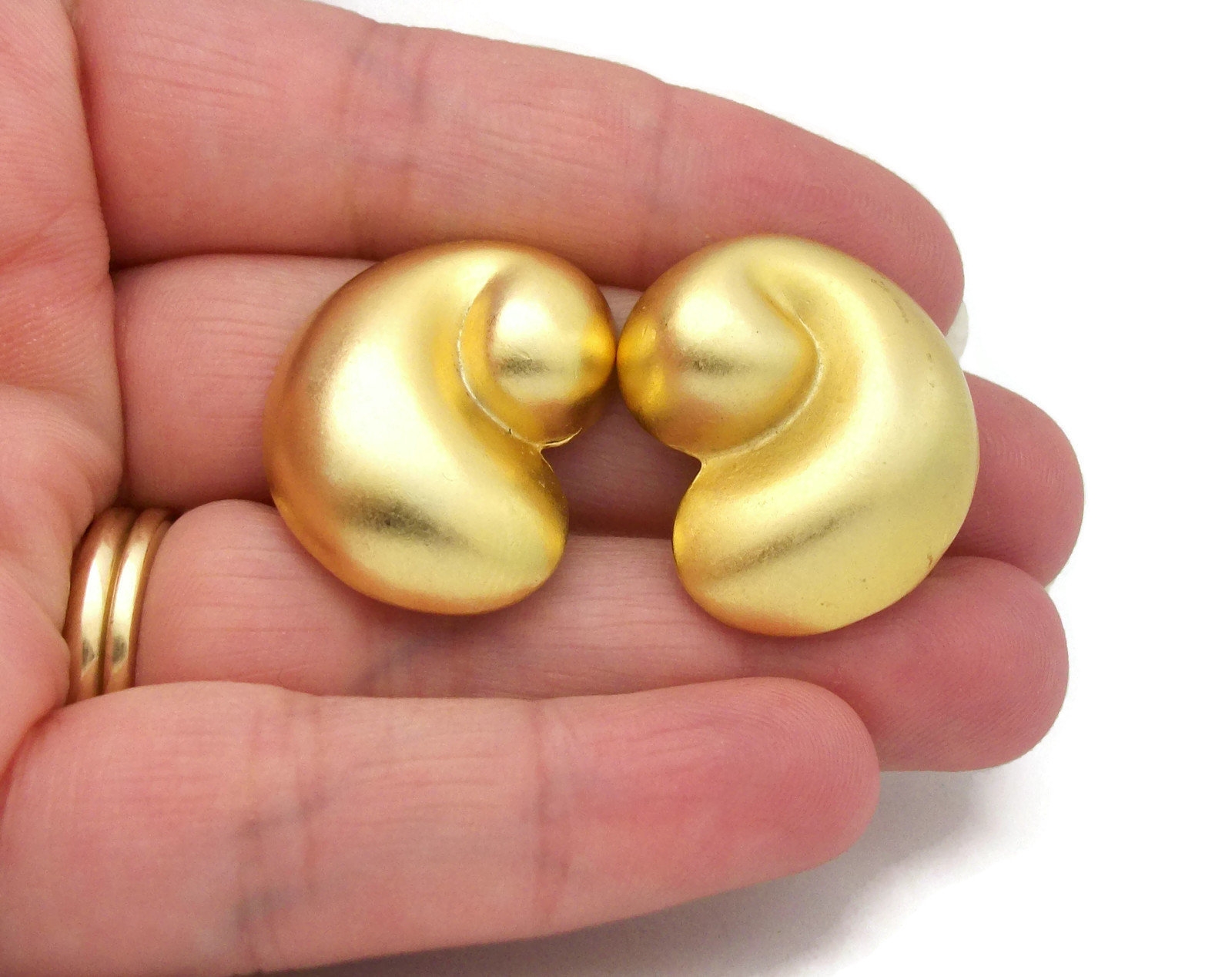 Vintage Signed TAT Gold Tone Swirl Clip On Earrings Chunky Gold