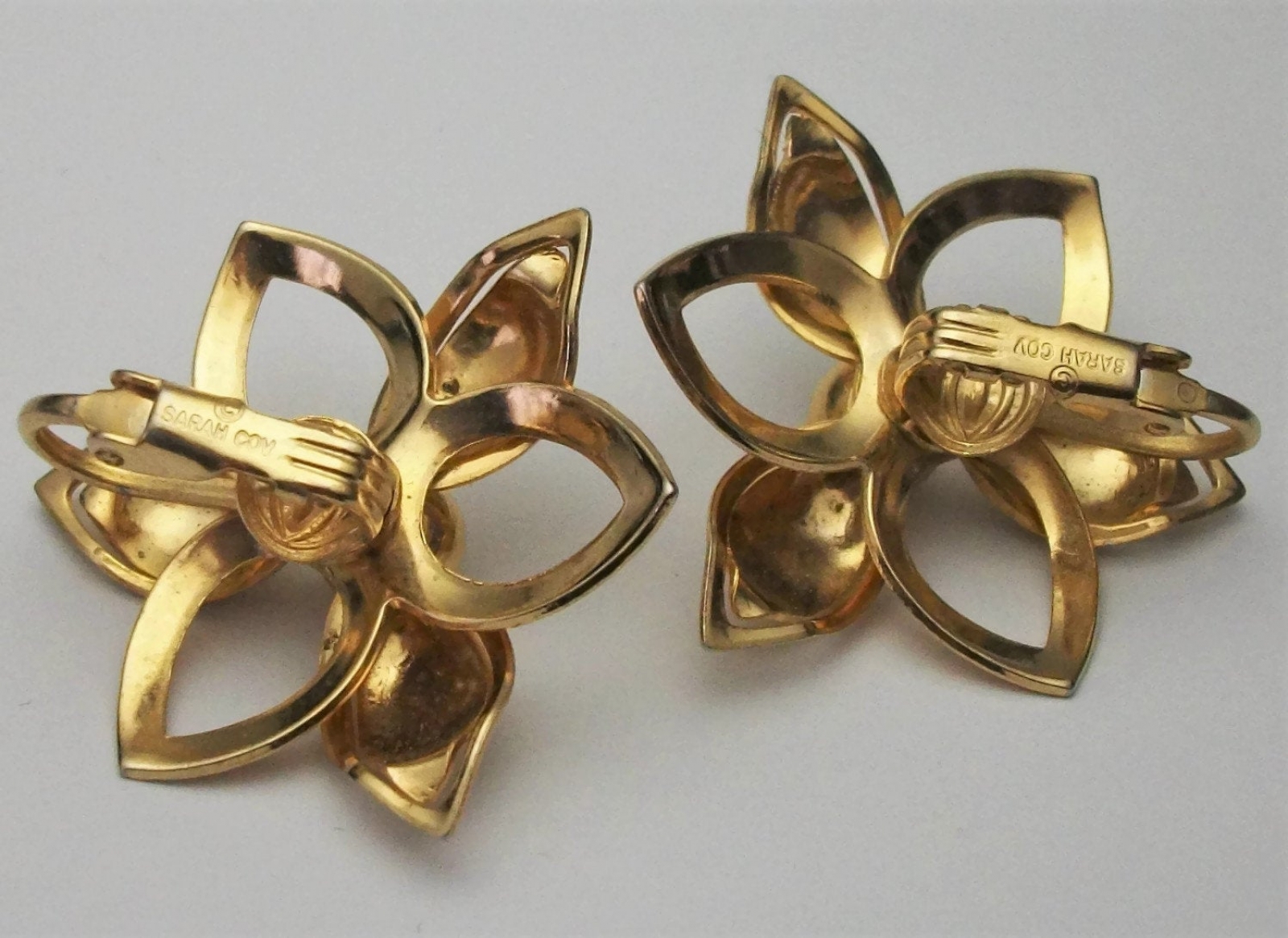 Vintage 1960s Sarah Coventry Gold Tone Openwork Flower Clip on Earrings