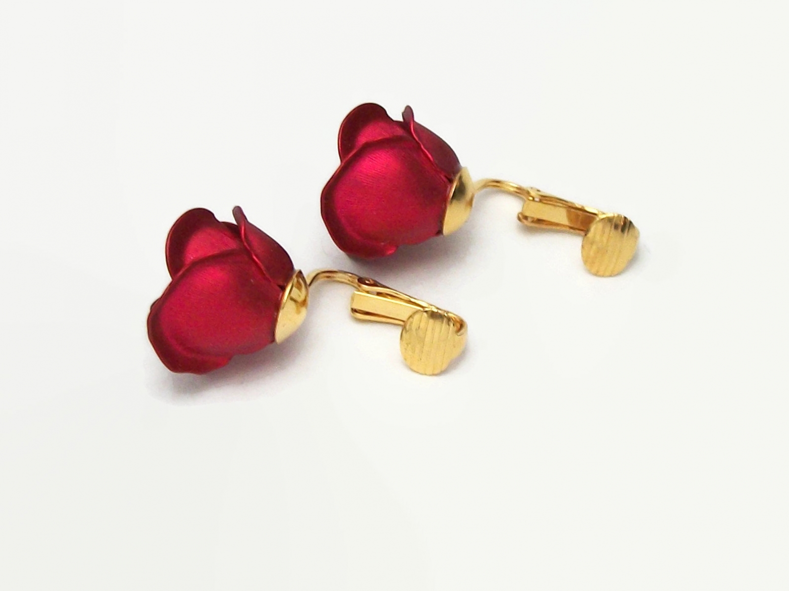 Vintage Metallic Red Rose Metal Clip on Earrings with Gold Tone Clips 3D Flower Earrings Floral