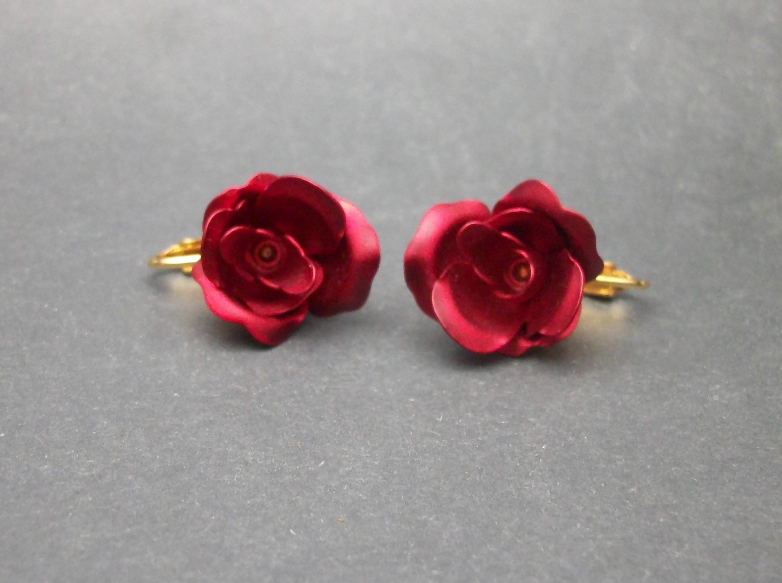 Vintage Metallic Red Rose Metal Clip on Earrings with Gold Tone Clips 3D Flower Earrings Floral