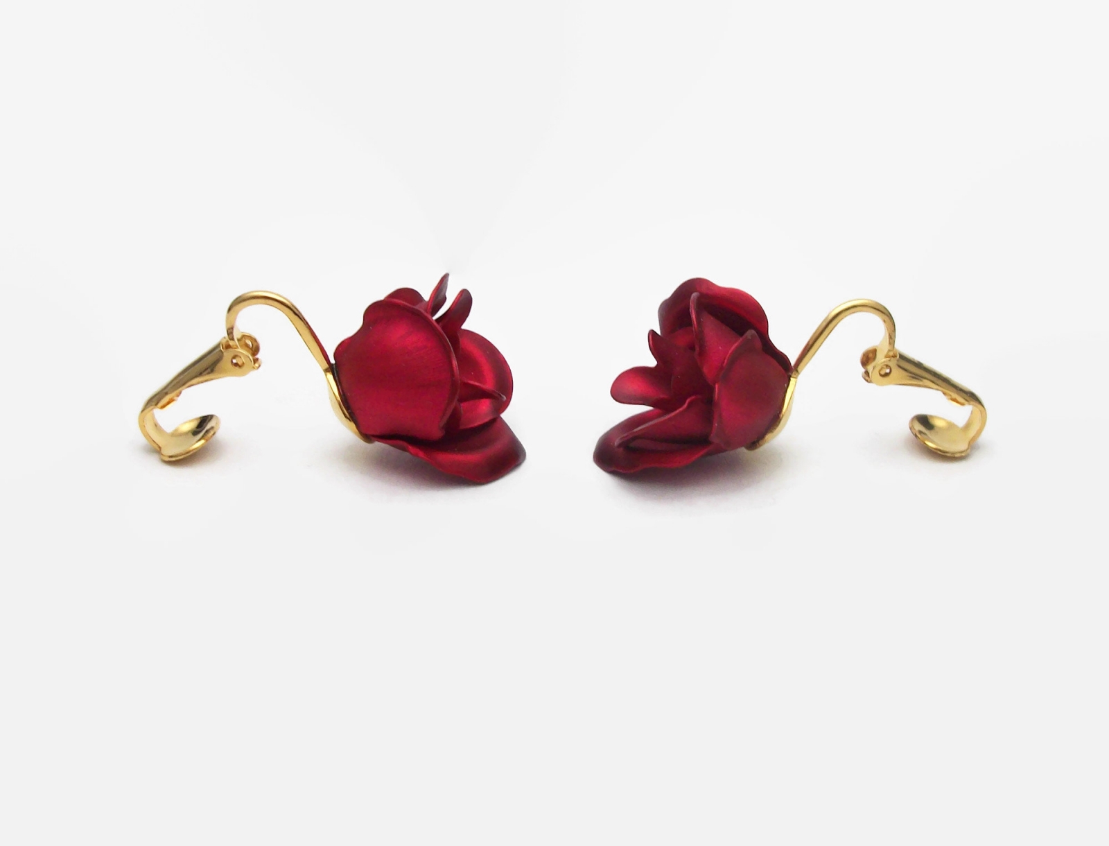 Vintage Metallic Red Rose Metal Clip on Earrings with Gold Tone Clips 3D Flower Earrings Floral