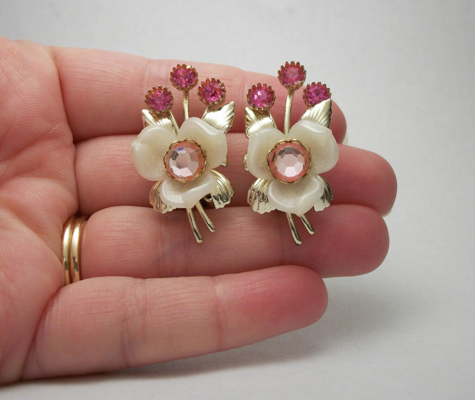 Boucles D'oreilles Vintage Clips Fleurs En Celluloid - État D'usage Correct