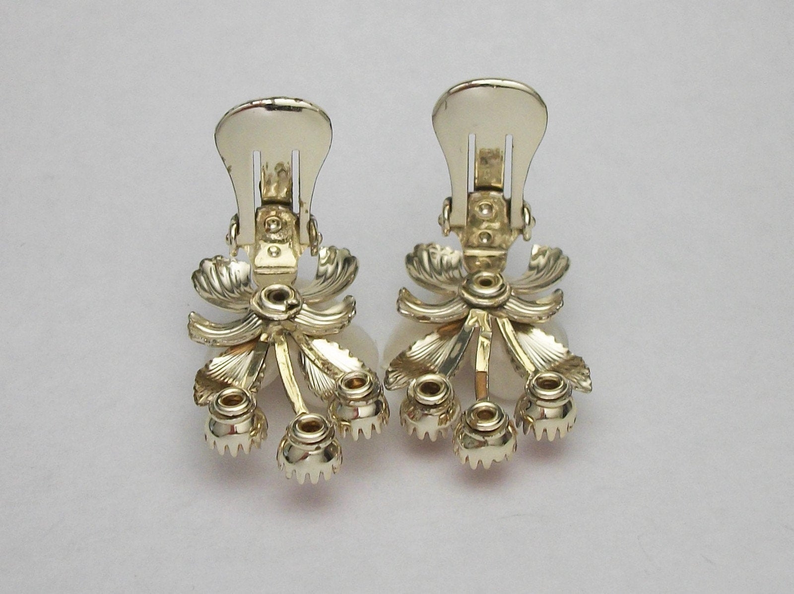 Boucles D'oreilles Clips Vintage Fleurs En Celluloid Nacré - Bon état D'usage