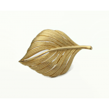 Vintage Gold Leaf or Feather Brooch Gold Small Feather or Leaf Shaped Pin Autumn Fall Jewelry Elegant Lapel Pin
