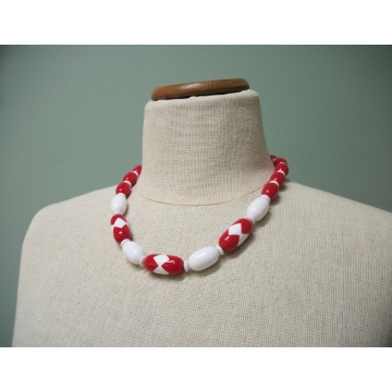 Vintage Chunky Red and White Plastic Bead Necklace with Hidden Screw Clasp 20 inch 1980s 80s Jewelry Harlequin Pattern